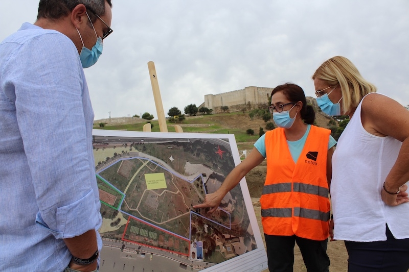 Fuengirolas borgmästare, Ana Mula, besöker den arkeologiska utgrävningen bredvid slottet Sohail. Foto: Ayuntamiento de Fuengirola