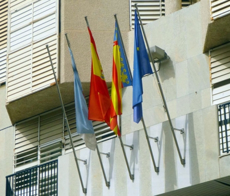 Flaggor vid rådhuset i Torrevieja. Foto: Zarateman/Wikimedia Commons