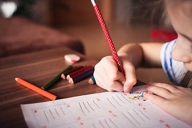 Trots höga ambitioner kan endast fem av 17 regioner garantera undervisning i skolan för alla åldrar. Resten tvingas kombinera närvaro med hemundervisning, på grund av dåliga förberedelser och bristfälliga resurser.
