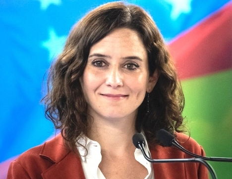 Det är inte första gången under pandemin som regionalpresidenten i Madrid Isabel Díaz Ayuso kör över sina egna hälsoexperter.