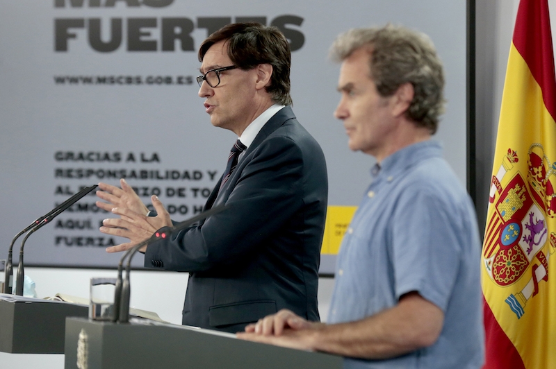 Spaniens regering får lågt betyg i hur den hanterat hälsokrisen, i en ny internationell undersökning. På bilden syns hälsovårdsminister Salvador Illa och smittskyddsläkaren Fernando Simón.