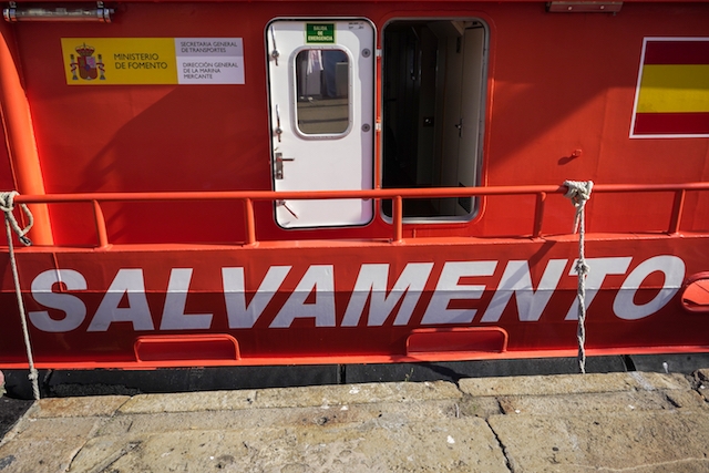 Spanska kustbevakningen och sjöräddningen har fått undsätta ett flertal flyktingbåtar under helgen.