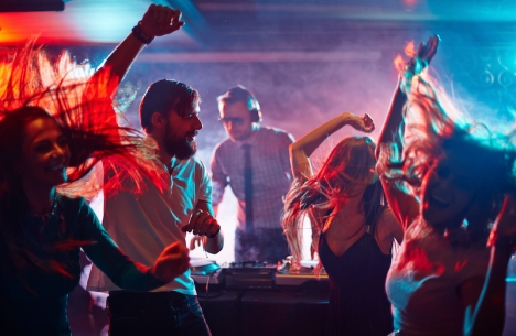 Polisen har ingripit mot en restaurang i Málaga som utan tillstånd arrangerade fest med DJ. Mer än 150 personer dansade, de flesta utan munskydd. 