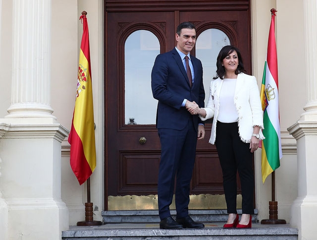 Regionalpresidenten i La Rioja Concha Andreu med regionalpresidenten Pedro Sánchez, i en arkivbild.