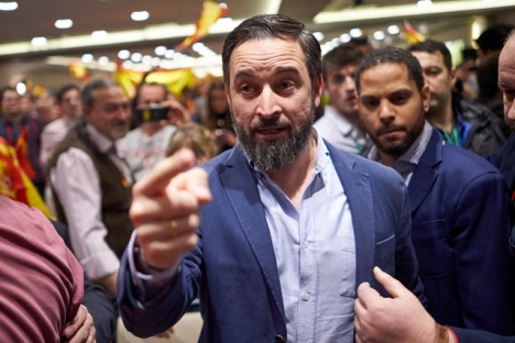 Vox partiledare Santiago Abascal, med partiets huvudkandidat i Katalonien Ignacio Garriga (till höger).