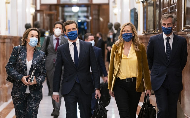 PP-ledaren Pablo Casado har tvingats ändra sin negativa hållning till nödläget, pressad av ett flertal egna regionalpresidenter. Foto: PP
