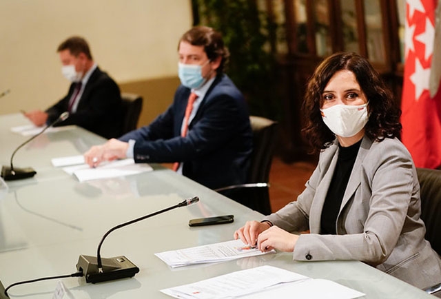 Så fort hon rest sig från mötet med sina presidentkollegor ändrade sig Madrids regionalpresident Isabel Díaz Ayuso och annonserade isolering av huvudstaden endast under helgerna. Foto: Comunidad de Madrid