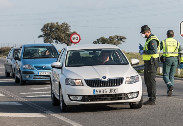 Trafikpolisen Guardia Civil har upprättat vägkontroller med anledning av isoleringen av Andalusien.