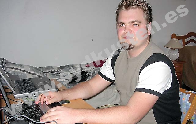 Tack vare IP-telefoni och delad Internetuppkoppling med grannen kan Markus Liljergren kombinera sina två stora intressen, språk och data, genom att jobba och plugga på distans från El Palo i Málaga.