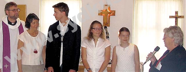 Peter Wickström med hustru Nina och deras tre barn avtackas av kyrkostyrelsens ordförande Birgit Gumaelius. Foto: Lars-Erik Björkman
