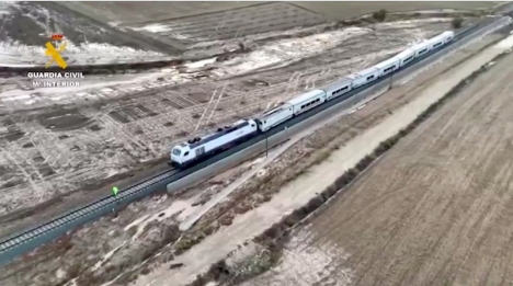 Intercitytåget mellan Algeciras och Madrid spårade ur i ett område drabbat av översvämningar. Foto: Guardia Civil