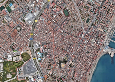 Kommungränsen mellan Mijas och Fuengirola går rakt igenom samhället Las Lagunas. Foto: Google Maps