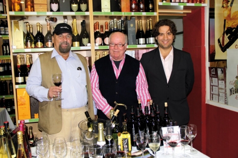 Efter nära 30 år som Sydkustens vinskribent går Björn af Geijerstam (mitten) nu i pension. På bilden med Rickard Enkvist och Manuel Cozar Cabañas, från Bodegas Cezar.