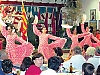 Spanska ungdomar iklädda traditionella dräkter med solfjädrar uppträder i den andalusiska ”casetan”.
