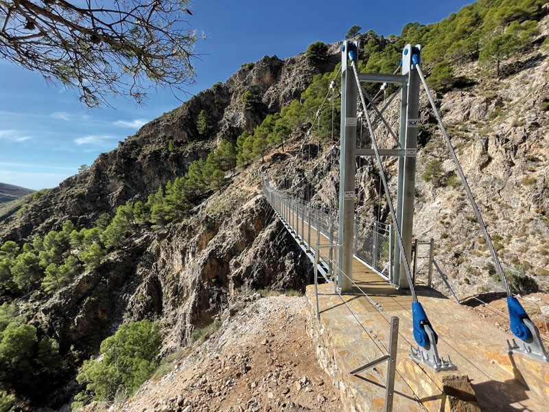 Den 52 meter långa hängbron över vattendraget Almachares, är en av de tre längsta i sin kategori i Spanien och ledens främsta attraktion.