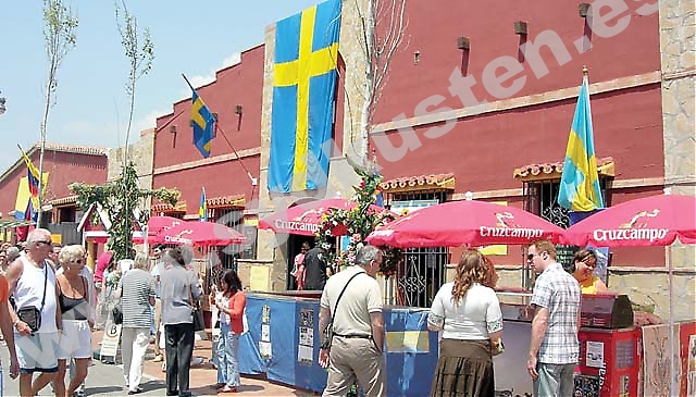 Den svenska ”casetan” hade smyckats med stora svenska flaggor och midsommarstång. Bland underhållarna fanns The Boppers och Jump 4 joy.