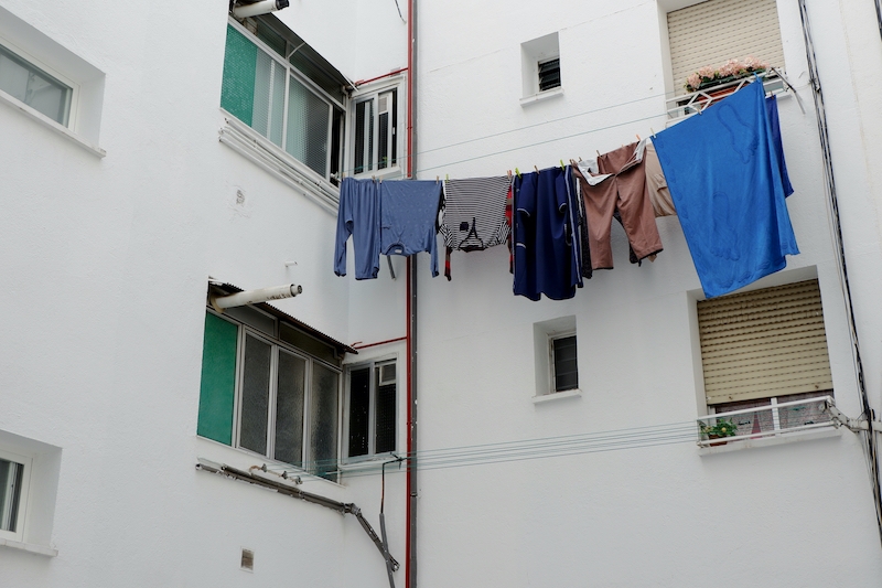 Mörka lägenheter utan utsikt fyller bostadsportalerna just nu. Antalet försäljningar har minskat samtidigt som köparnas krav ökat.