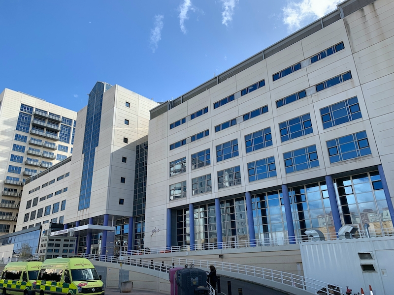 Drygt 270 spanjorer arbetar inom vården på Gibraltar och kommer att vara de första i Spanien att vaccineras mot Covid-19. På bilden syns St Bernards Hospital på Gibraltar.