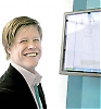 Jonas Joelsson från svenska Sjukvårdsrådgivningen, stod i den svenska montern på mässan ”E-health 2006” i Málaga. Han tror på ett gemensamt europeiskt system men att det kommer dröja eftersom alla länder först måste genomföra det nationellt.