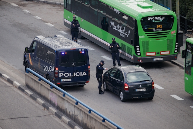 I slutänden blir det de enskilda polismännens uppgift att avgöra vid stickprovskontroller om angivna skäl är godtagbara eller ens uppriktiga.