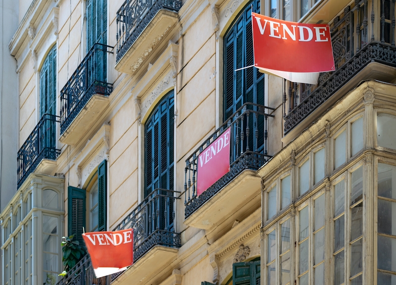 Antalet bostadstransaktioner har generellt gått ned i Spanien det senaste året. Dock har aktiviteten varit större i Málaga, Alicante och Almeria jämfört med resten av landet.
