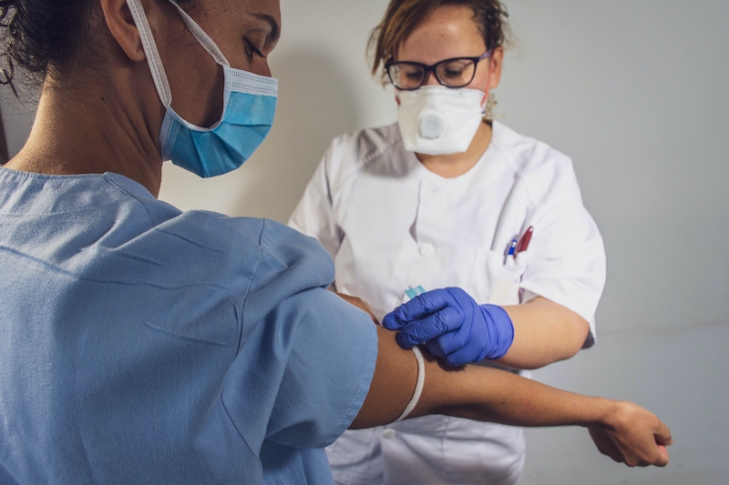 Hittills har 100.000 personer i Spanien vaccinerats mot Covid-19, vilket utgör knappt 0,2 procent av befolkningen.