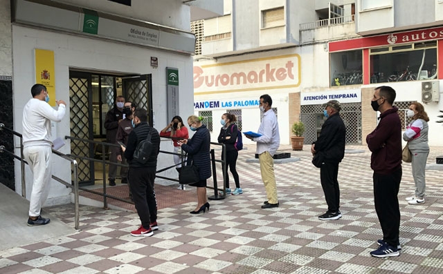 Kö utanför arbetsförmedlingen i Marbella.