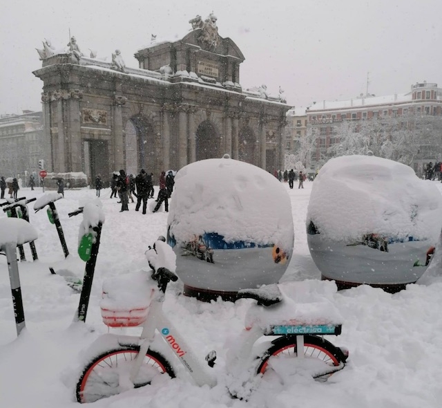 Många av Madridborna har aldrig sett så mycket snö i huvudstaden. Foto: Varima Garrido