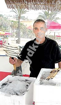 Manuel Galiana är ”espetero”, det vill säga ansvarig för grillningen av sardinspetten i den lilla båten fylld av sand.