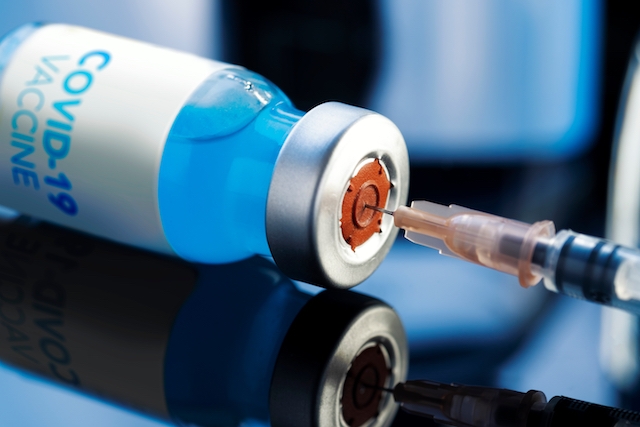 Flera offentliganställda, bland dem två borgmästare, har trängt sig före i vaccinkön.
