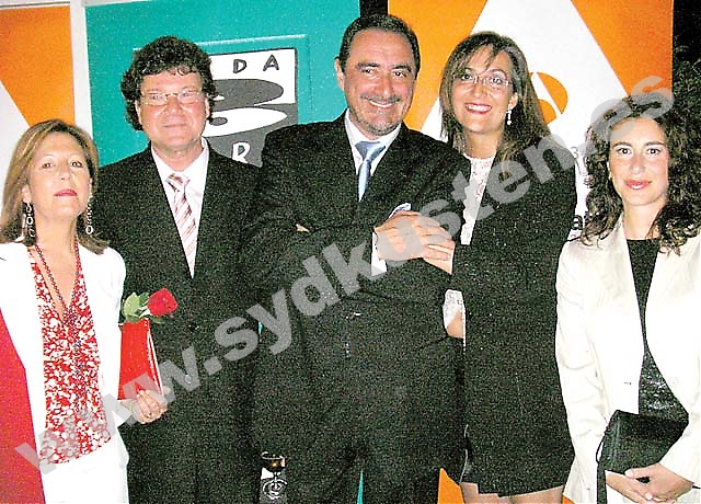 Onda Cero Marbellas direktör Pepe Navajas med hustru, radiostjärnan Carlos Herrera samt Marbellareportrarna Concha Montes och Estefanía Contreras.