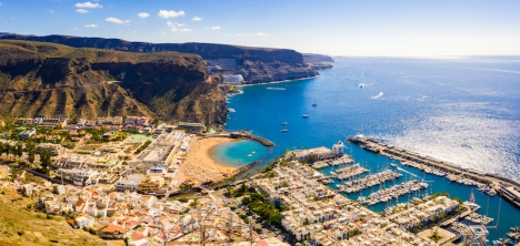 Polisen förstärks tillfälligt med 40 personer i Mogán och San Bartolomé de Tirajana på Gran Canaria. Anledningen är en spänd situation mellan ett öbor och flyktingar.