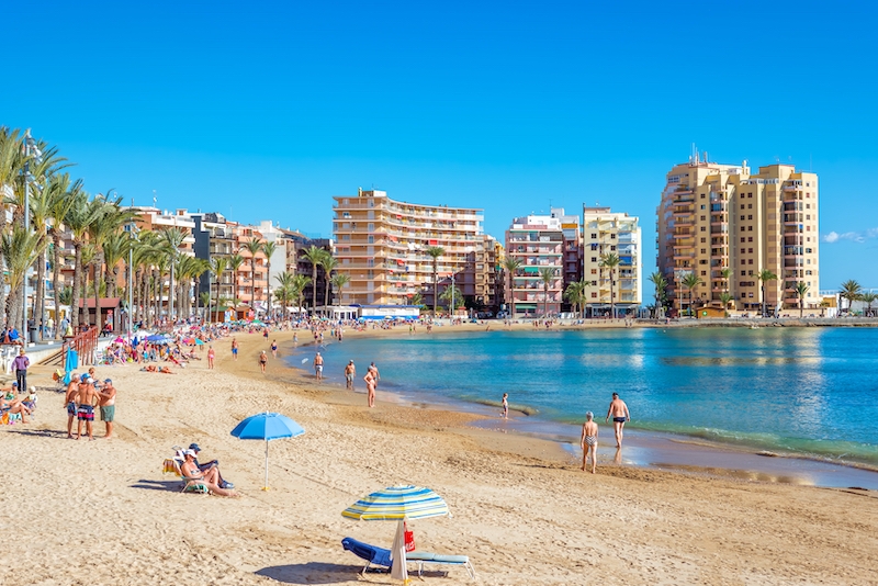 Torrevieja är en av många kommuner i Spanien som drabbas av ett fördemokratiskt dekret som försvårar bostadsköp för icke EU-medlemmar.
