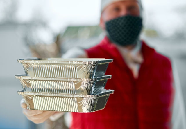 Stängningsordern omfattar alla verksamheter, oavsett om det är slutna arbetsplatser. Däremot får restauranger även erbjuda take away, förutom hemleverans.