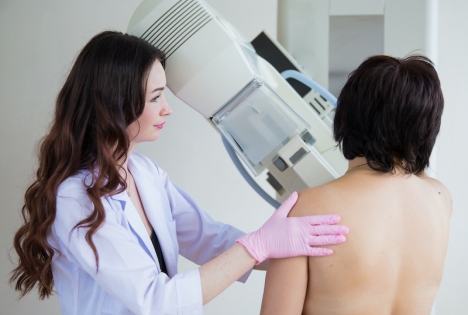 Färre kvinnor genomförde rutinundersökningar för att upptäcka bröstcancer under 2020. Detta uppges ligga bakom en kraftig minskning i antalet diagnosticerade fall.
