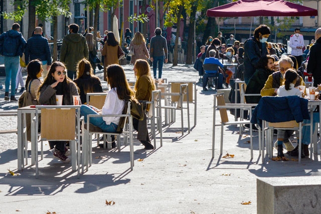 Sedan 6 februari får upp till sex personer sitta tillsammans på uteserveringar i Madrid.