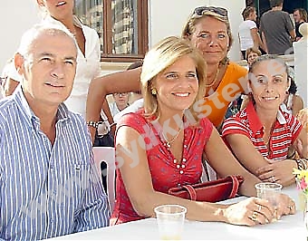 Svenska skolan i Fuengirola hade ett storslaget nationaldagsfirande 6 juni, med celebra gäster från kommunledningen. Från vänster kultur- och utbildningsrådet Gregorio Hernández, borgmästaren Esperanza Oña, rektorn Margaretha Wåhlin och säkerhetsrådet Justina Martín.