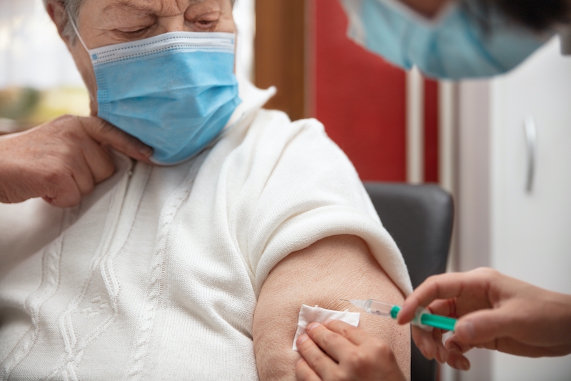 Vaccinationskampanjen på landets äldreboenden tycks redan ha begränsat smittspridningen.