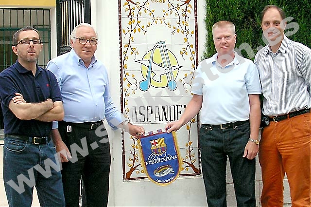Direktören för Aspandem Salvador Martínez, vice ordföranden Angel Martínez Torreblanca, vimpelns nye ägare Tommy Ahlm och Sydkustens chefredaktör Mats Björkman vid överlämnandet.