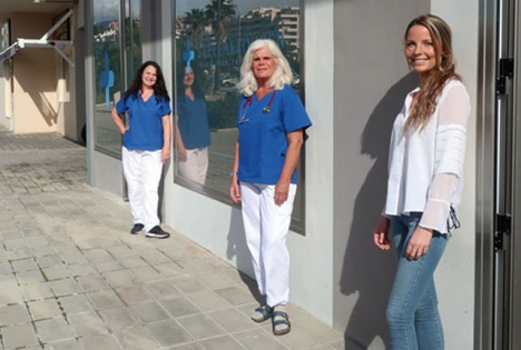 Personalen på Stellaklinken redo att ta emot sina patienter. Från vänster Irene Geitz Hansson, distriktssköterska, Margareta Wenkel, läkare samt receptionist Gabriella Eriksson Lundberg. Foto: Peter Höök