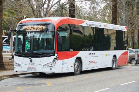 Málagas förarlösa buss är den första i Europa i sin storlek, att testköras i riktig trafik. Foto: Avanza
