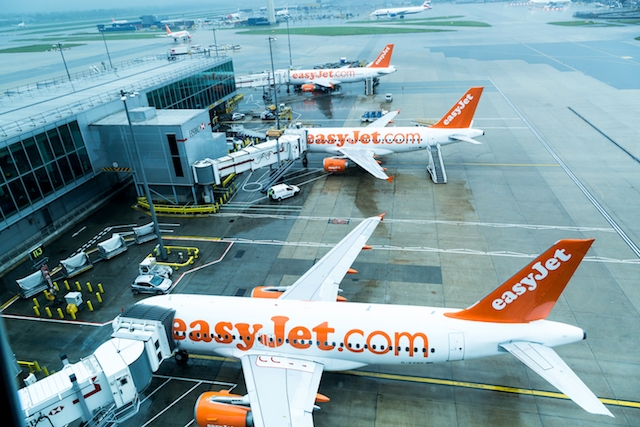 Britterna ligger i startgroparna för att resa till Spanien, medan fransmännen redan vallfärdar till Madrid.