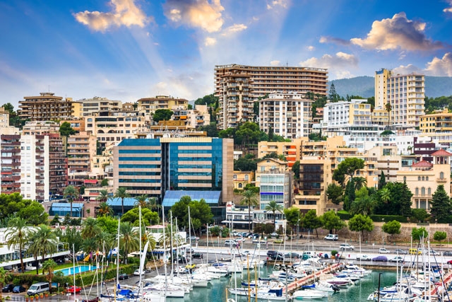 Optimismen ökar inom den lokala turistbranschen och många hotellanläggningar på Mallorca uppges planera att tidigarelägga sin säsongsstart.