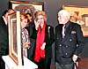 ”Oj, det måste jag fundera på”, säger drottning Sofia tankfullt. Galleriägaren Jan Krugier, från Geneve, väntar förväntansfullt på drottningens åsikt om tavlan av konstnären Albert Giacometti. Spaniens kulturminister Pilar del Castillo betraktar också intresserat målningen.