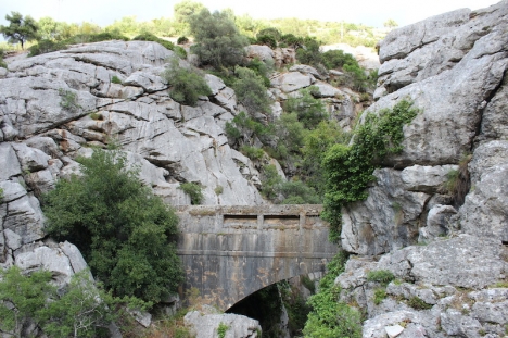 Flera kända historiska landmärken i Málagaprovinsen är inte alls vad de utger sig för att vara, däribland Tyskarnas bro, i Cortes de la Frontera. Foto: Diputación de Málaga