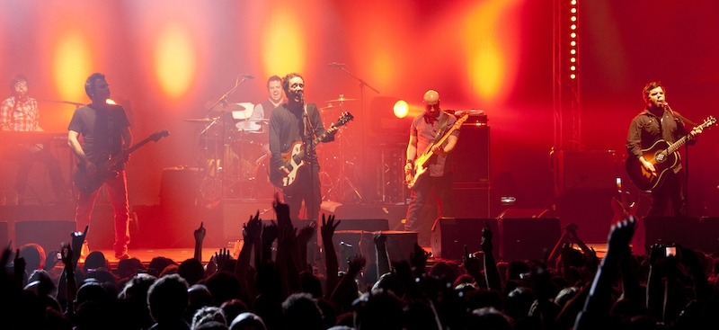 Bandet Love of Lesbian håller en konsert för 5.000 åskådare 27 mars.