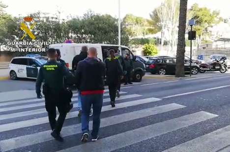 Tio personer har gripits i Alicanteprovinsen misstänkta för odling och handel av marijuana. Operationen går under namnet Siux. Foto: Guardia Civil