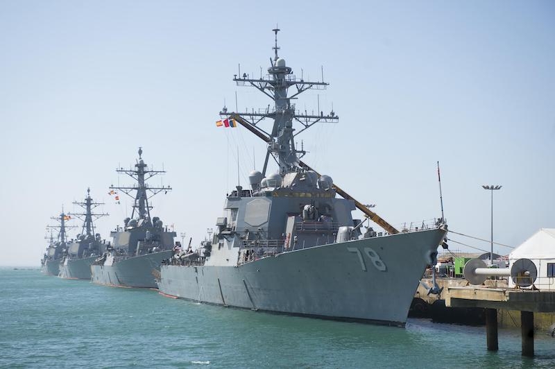 Amerikanska krigsskepp i Rota, Cádiz.