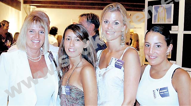 Helle Byrn (längst till vänster) med tre av sina elever från Marbella Design School.