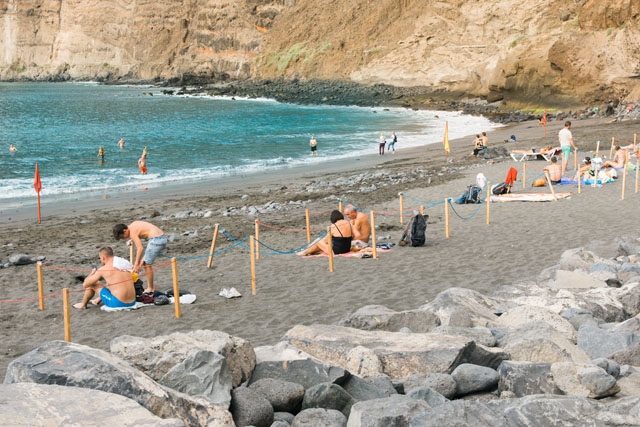 Separerade strandbesökare på Tenerife.